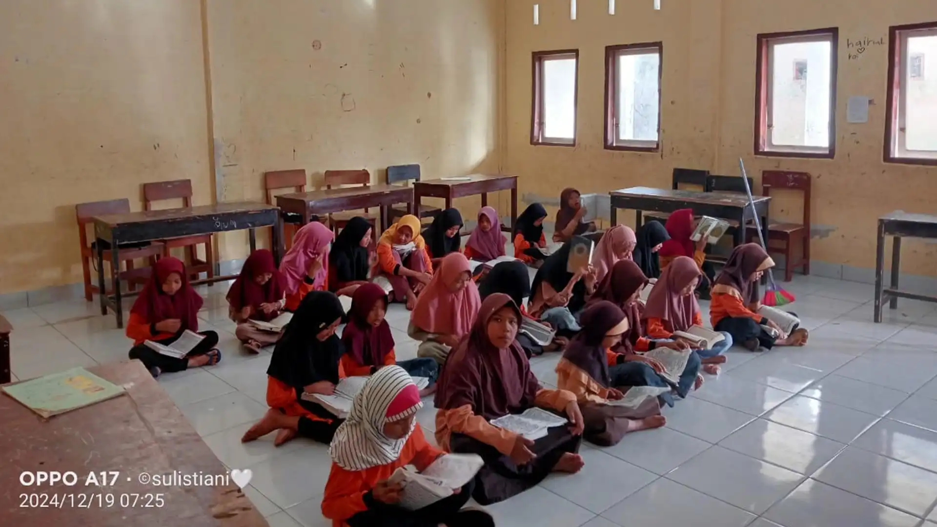 Kegiatan Belajar di TPQ Al Karimiyyah